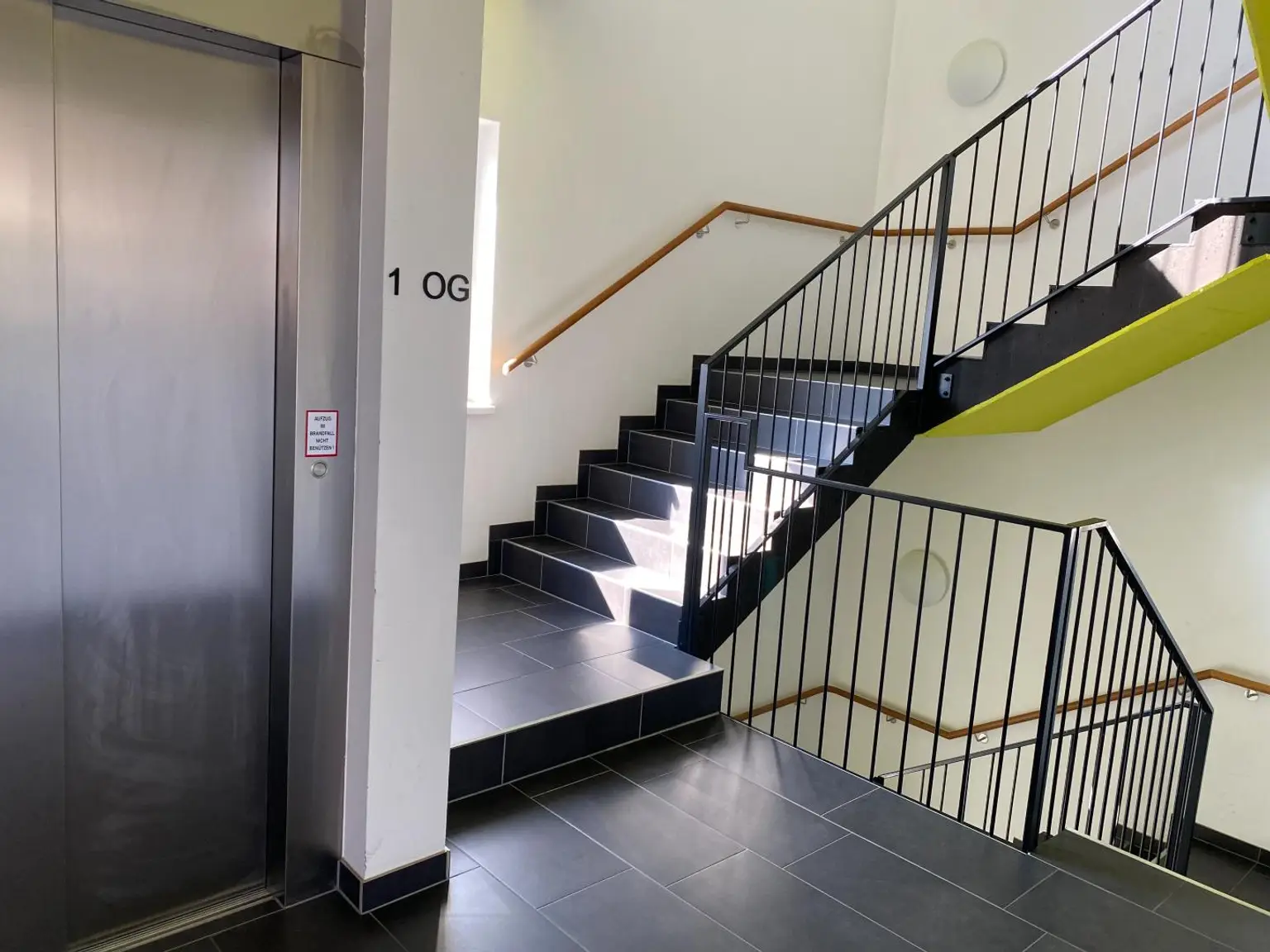 Stiegenhaus mit Lift