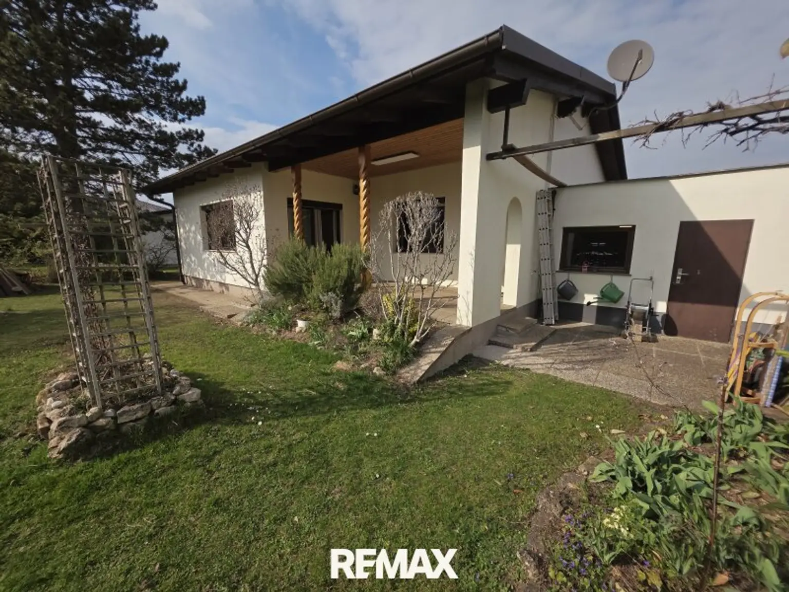 Haus und Garage, Gartenansicht südseitig