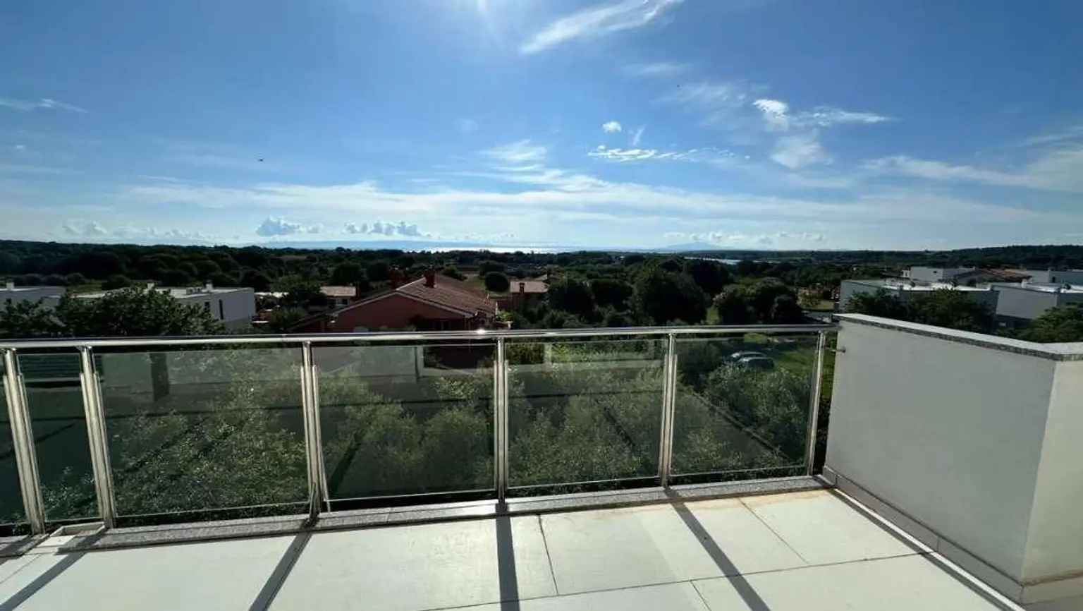 Neubau-Ferienwohnung mit Dachterrasse und Blick zum Meer