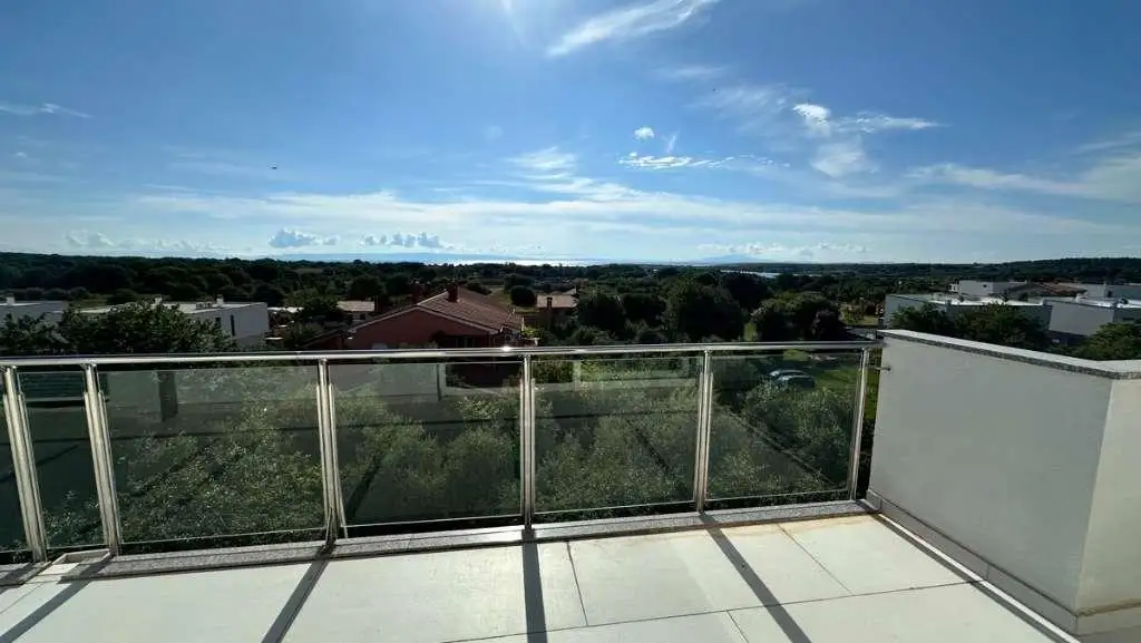 Neubau-Ferienwohnung mit Dachterrasse und Blick zum Meer