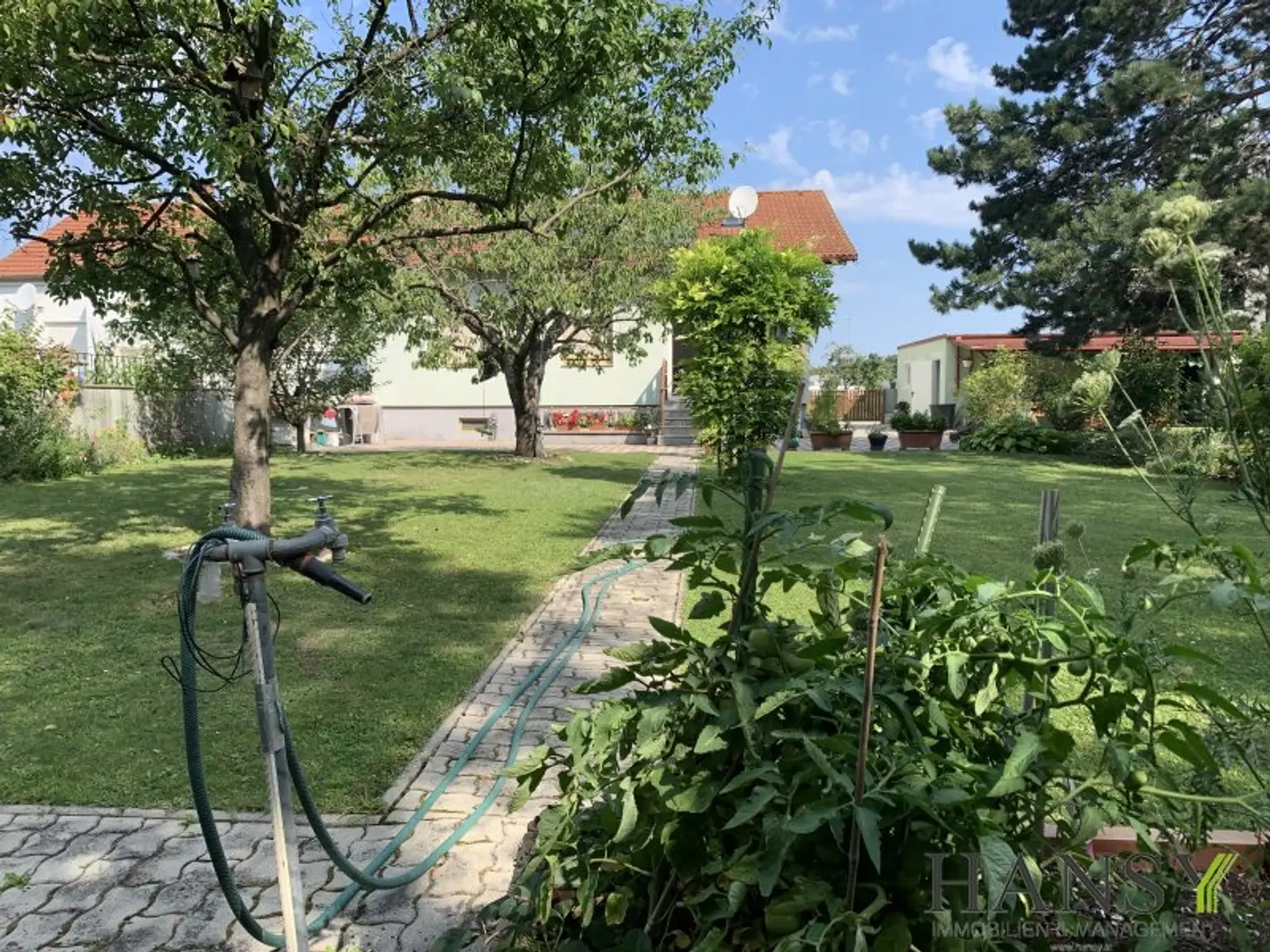 Großzügiges, bezugsfertiges Traumhaus mit Baugrund, Doppelgarage und Gartenidylle