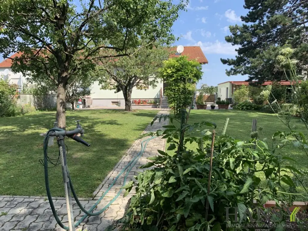 Großzügiges, bezugsfertiges Traumhaus mit Baugrund, Doppelgarage und Gartenidylle