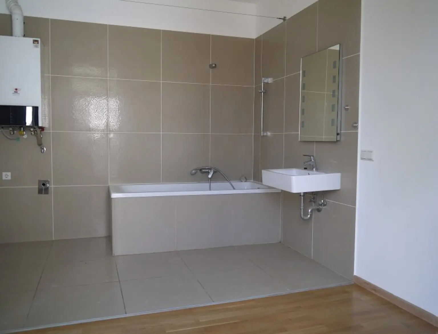 FÜR SINGLES ODER PAARE MIT FIXEM EINKOMMEN - GROSSZÜGIGE WOHNUNG MIT TERRASSE