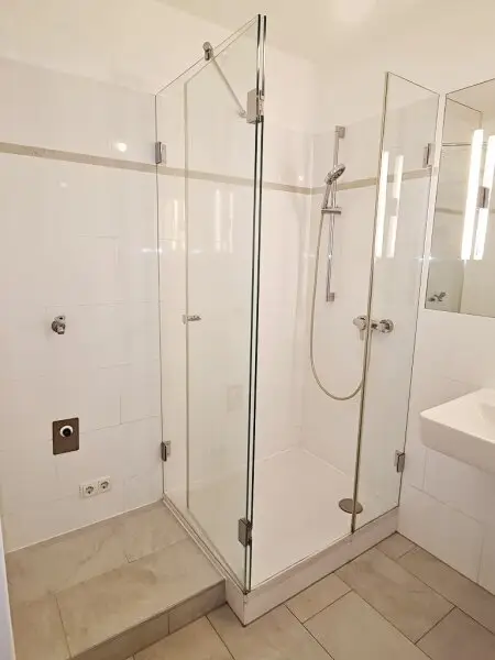 LORYSTRASSE, U3-Nähe, 61 m2 Neubau mit 80 m2 Terrasse, Wohnküche, 1 Zimmer, Duschbad, Parketten, 1. Liftstock