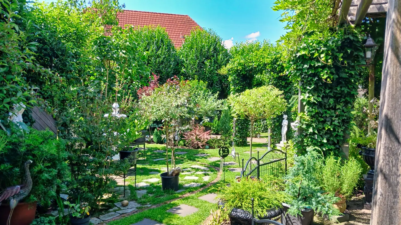 Einfamilienhaus mit traumhafter Gartenanlage in Niederlangen!