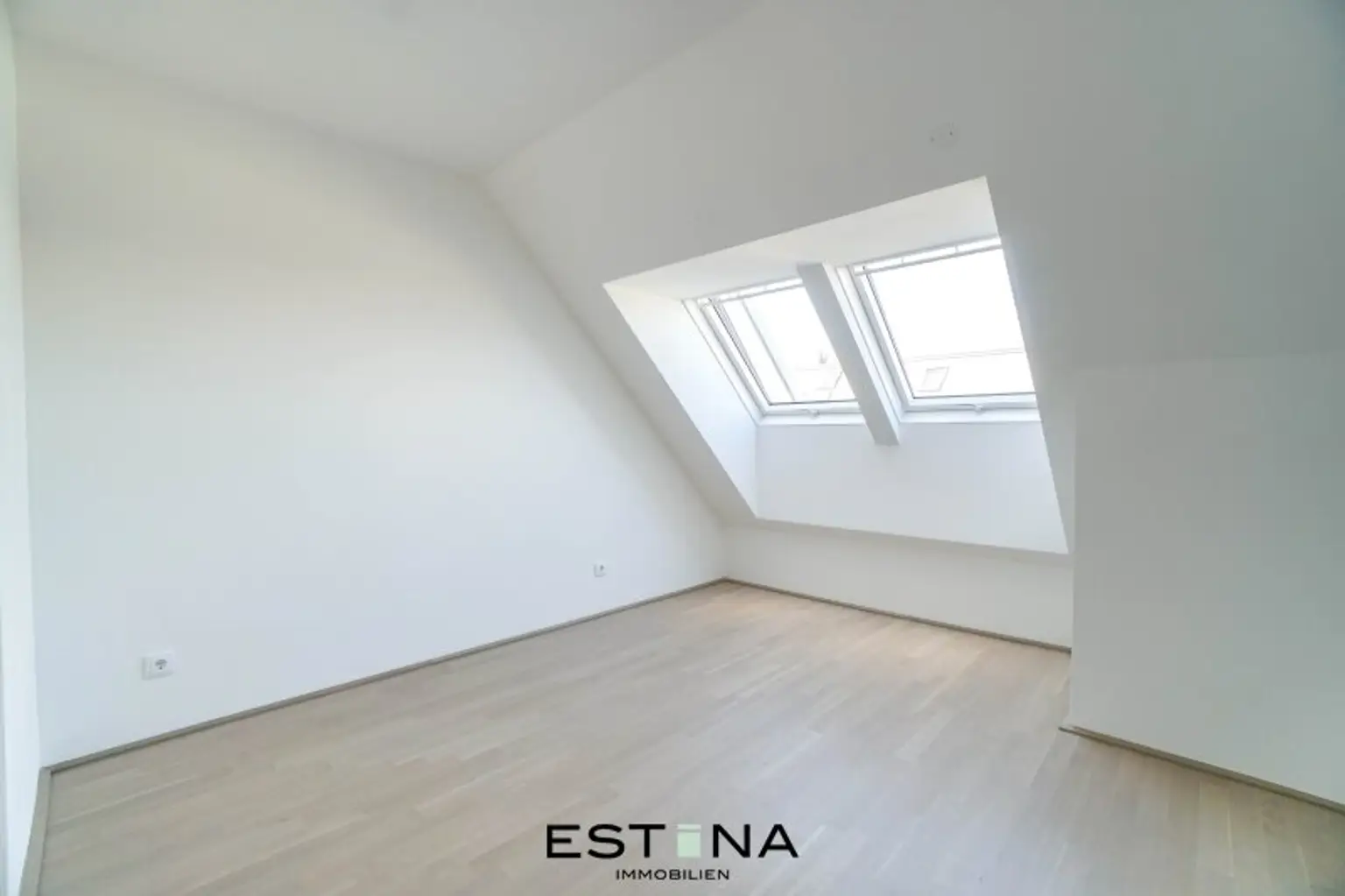 Provisionsfrei, ruhig, zentral & weit oben – Dachgeschoss-Wohnung mit Klasse