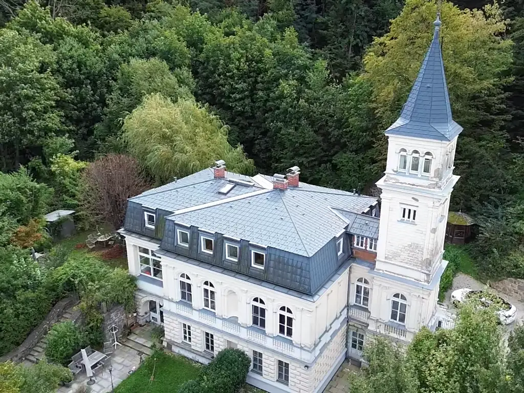 Exklusives Dachgeschoß-Juwel in historischem Gebäude mit großem Gartenanteil