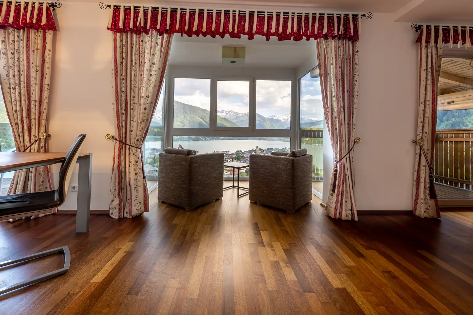 Geräumiges Penthouse über den Dächern von Zell am See, mit einzigartigem Seeblick, für touristische Nutzung