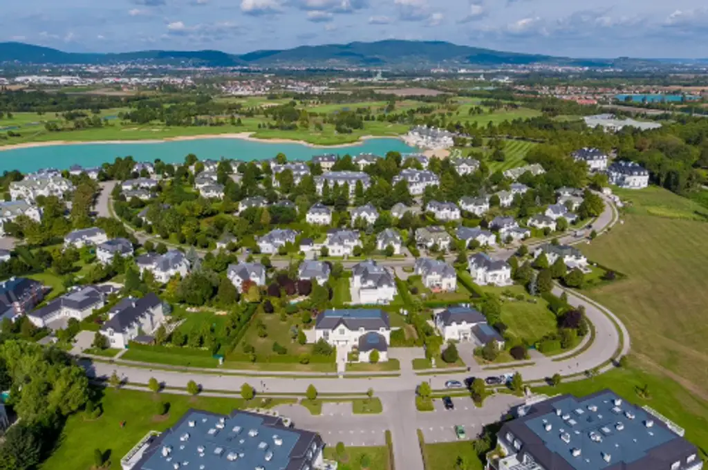 Luxusvilla mit Indoor-Pool im exklusiven FONTANA Wohnpark