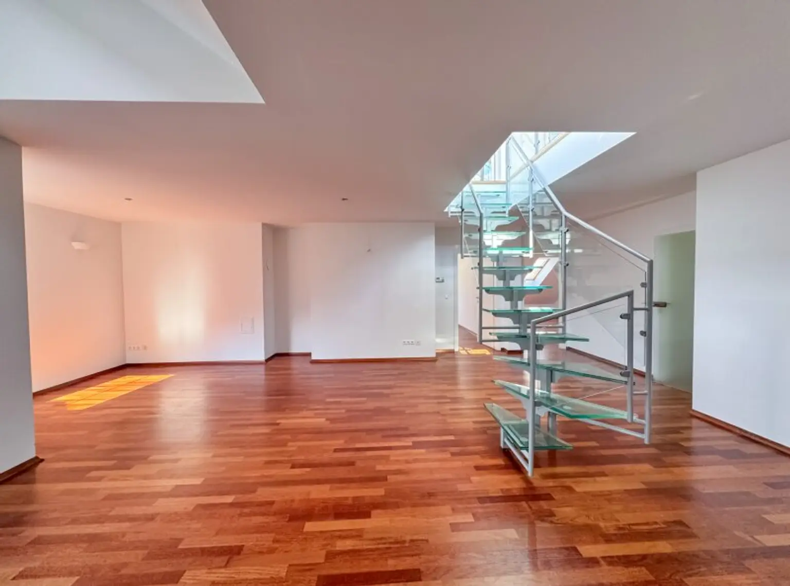 140 m2 große Drei-Zimmer Wohnung mit 40 m2 großer Dachterrasse! Neustiftgasse/ Sankt-Ulrich-Platz!