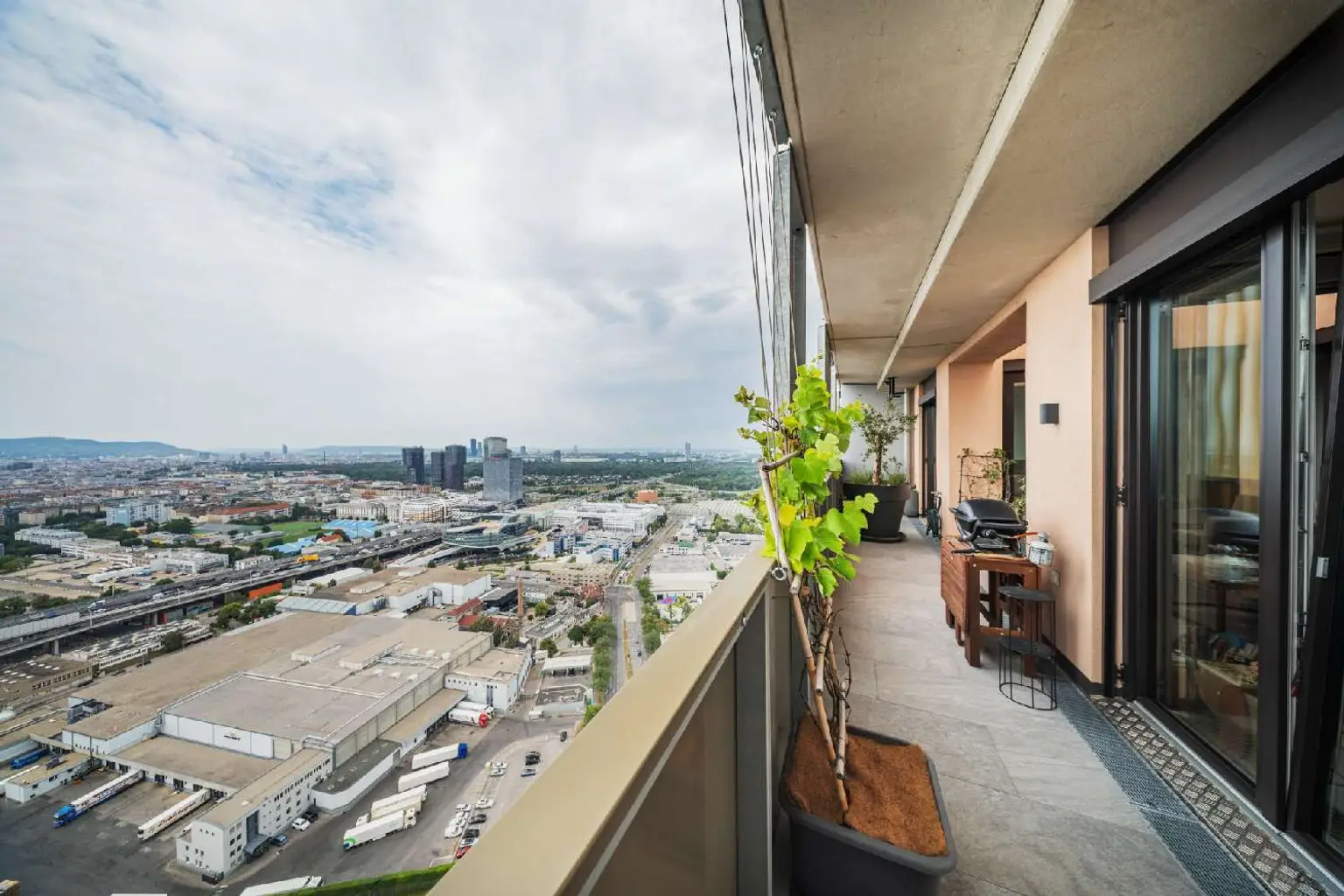 Penthouse im 34. OG mit Terrasse I 360° Wienblick I Designküche I TG Platz mit E-Ladestation