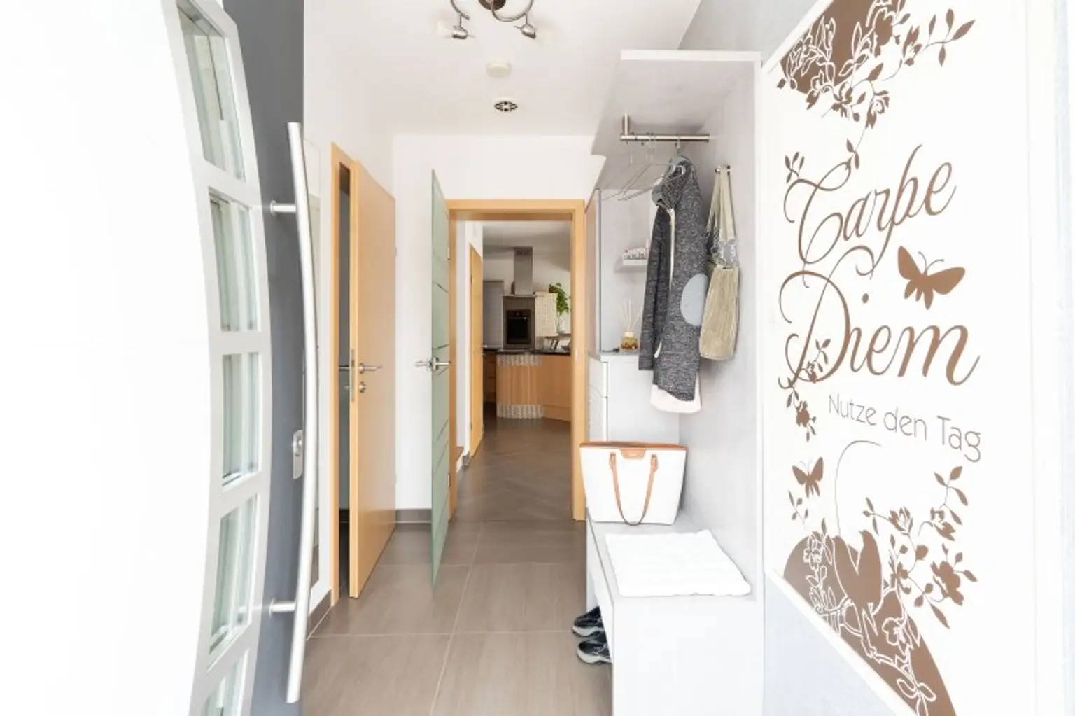 Traumhafte Doppelhaushälfte in Rutzing – Modernes Wohnen mit Pool, Kamin und großzügigem Garten!
