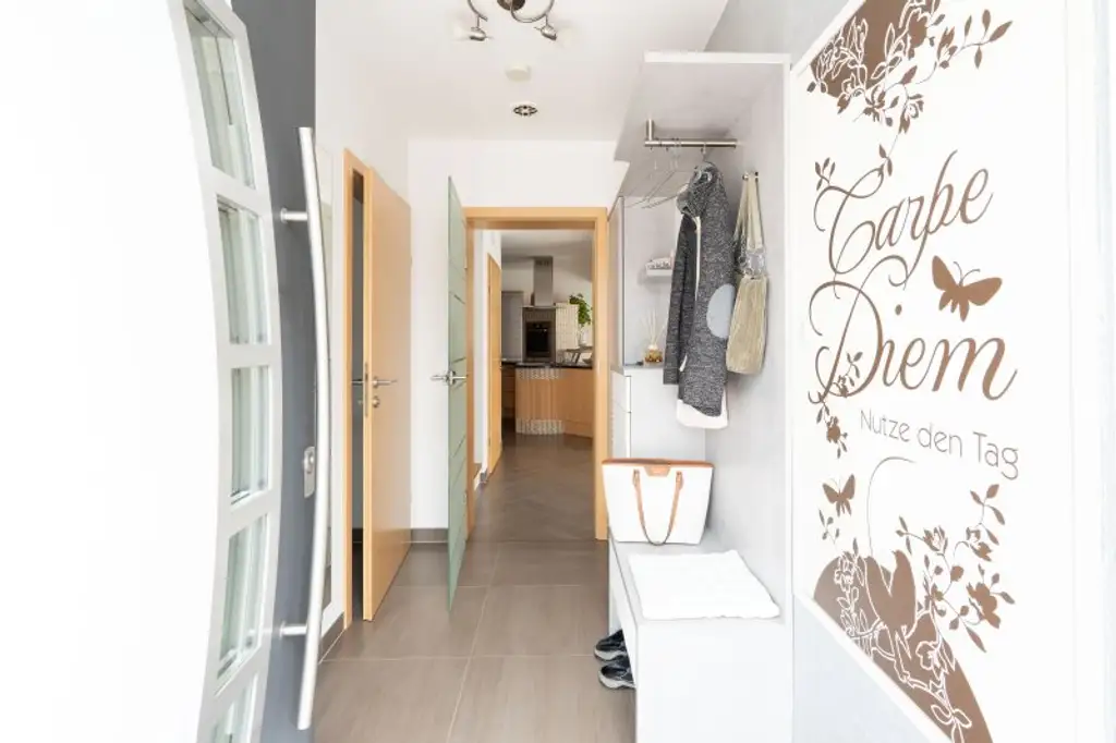 Traumhafte Doppelhaushälfte in Rutzing – Modernes Wohnen mit Pool, Kamin und großzügigem Garten!