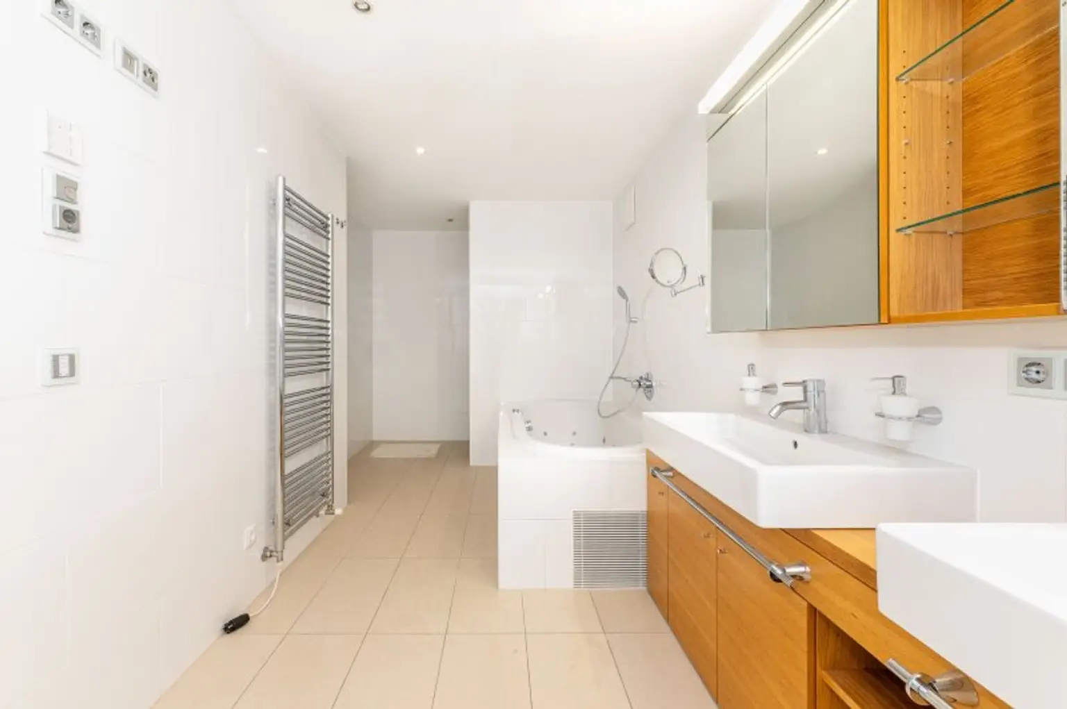 Seltene Gartenmaisonette in Botschaftsviertel mit Parkplatzmöglichkeit