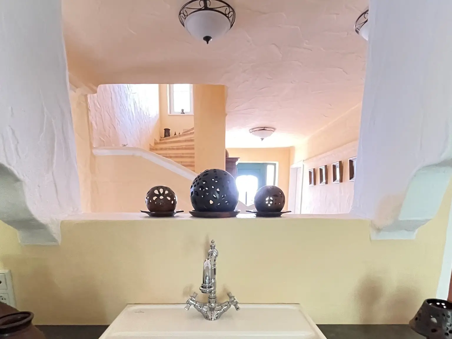 Blick von der Küchenspüle in den Dielenbereich