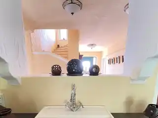 Blick von der Küchenspüle in den Dielenbereich