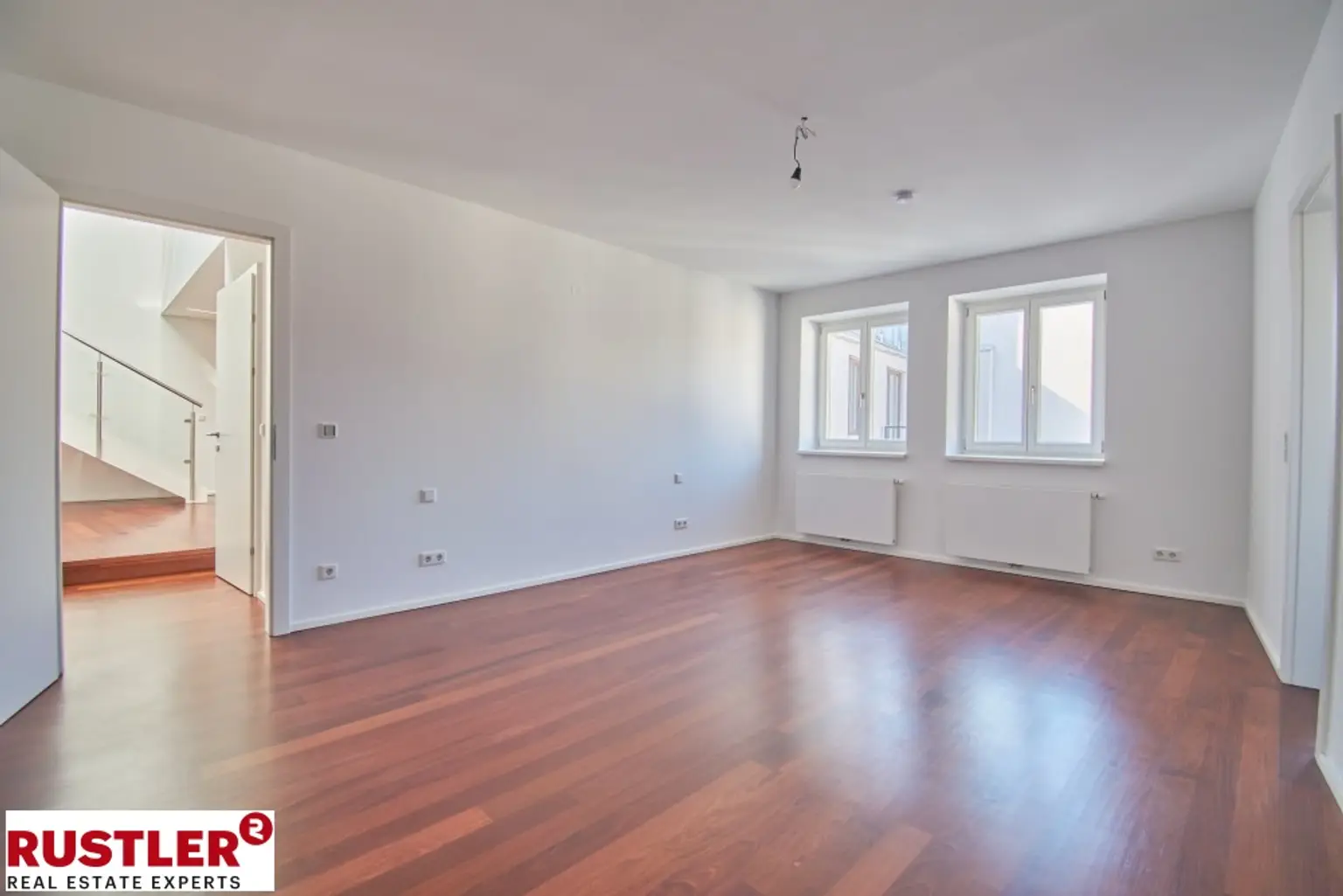 TRAUMHAFTE DG-WOHNUNG MIT BLICK AUF DIE KARLSKIRCHE!