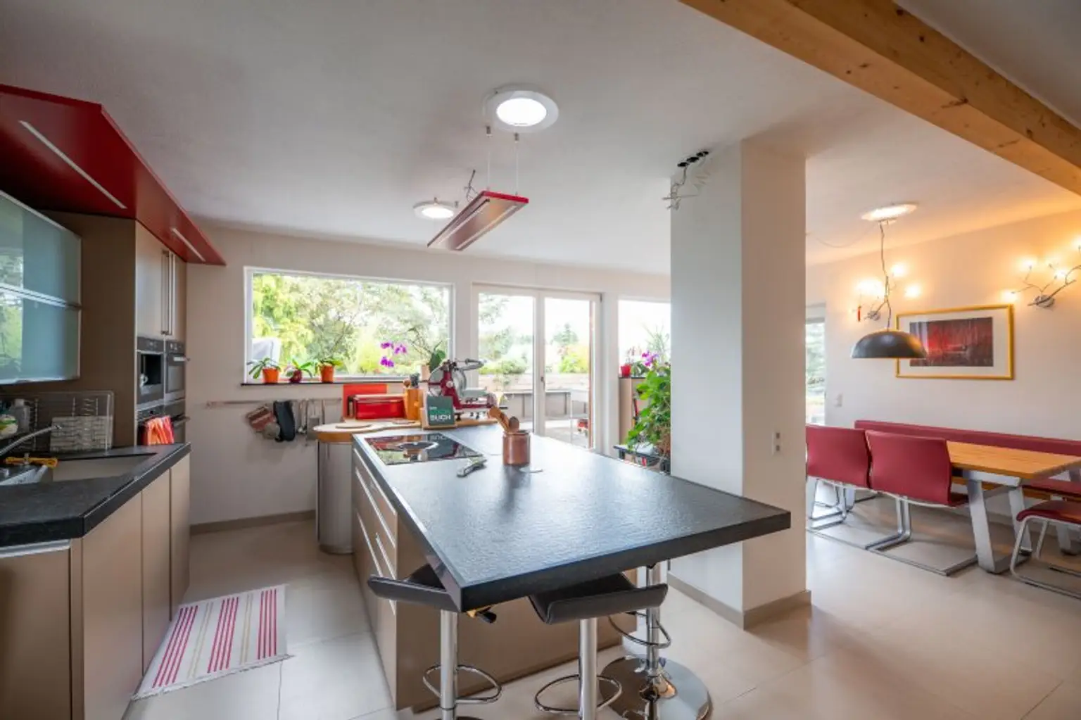 Dachgeschosswohnung in Ruhelage mit traumhaftem Grünblick, eigenem Garten und Garage