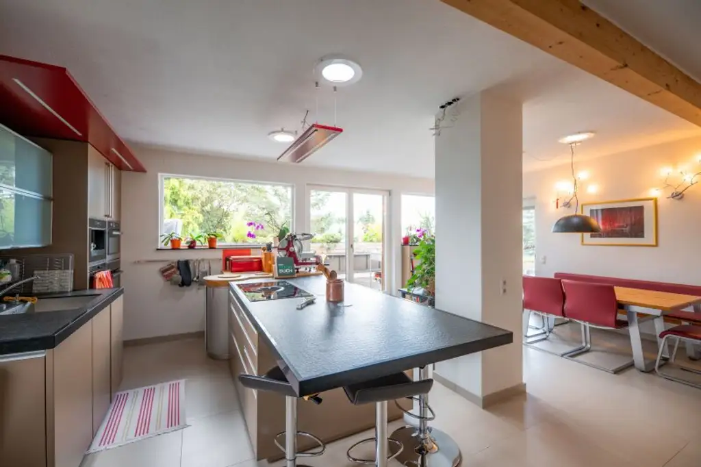Dachgeschosswohnung in Ruhelage mit traumhaftem Grünblick, eigenem Garten und Garage