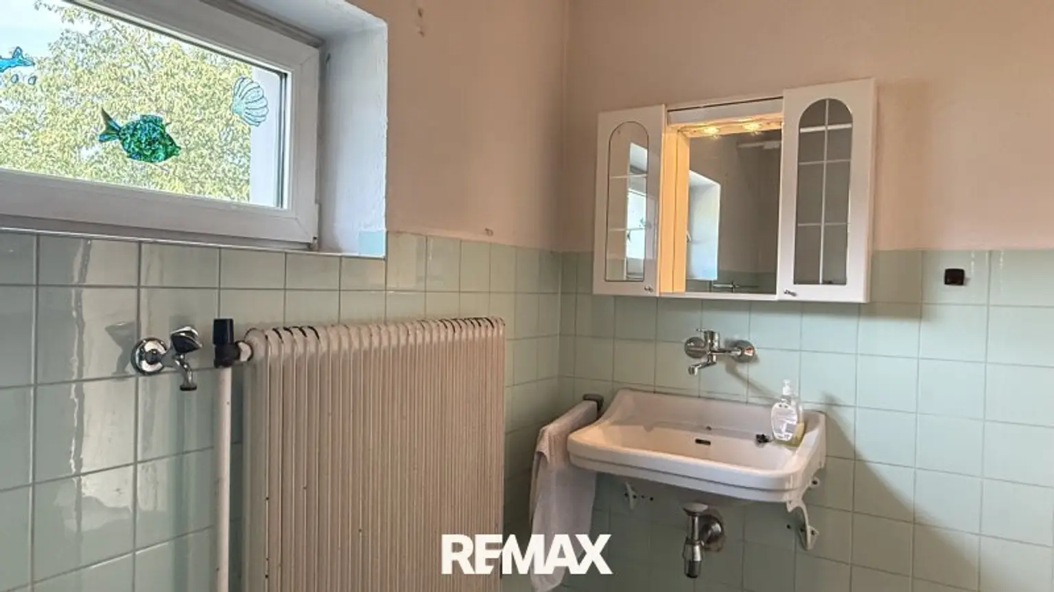 Badezimmer mit Badewanne und Waschbecken