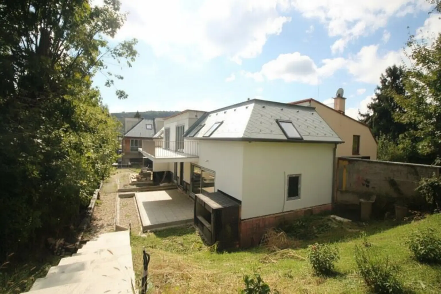 FAMILIENSCHATZ in kleinem Wohnbauprojekt | großzügiges 5-Zimmer Reihenhaus mit eigenem Pool & 1.000 m² Garten | TOP 5