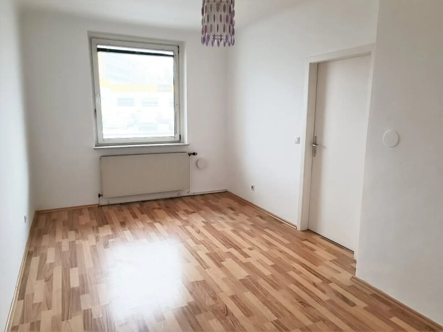 Großzügige 2-Zimmer Wohnung mit Loggia! Ideale Anbindung zur U6 Dresdnerstraße! Grünanlage!