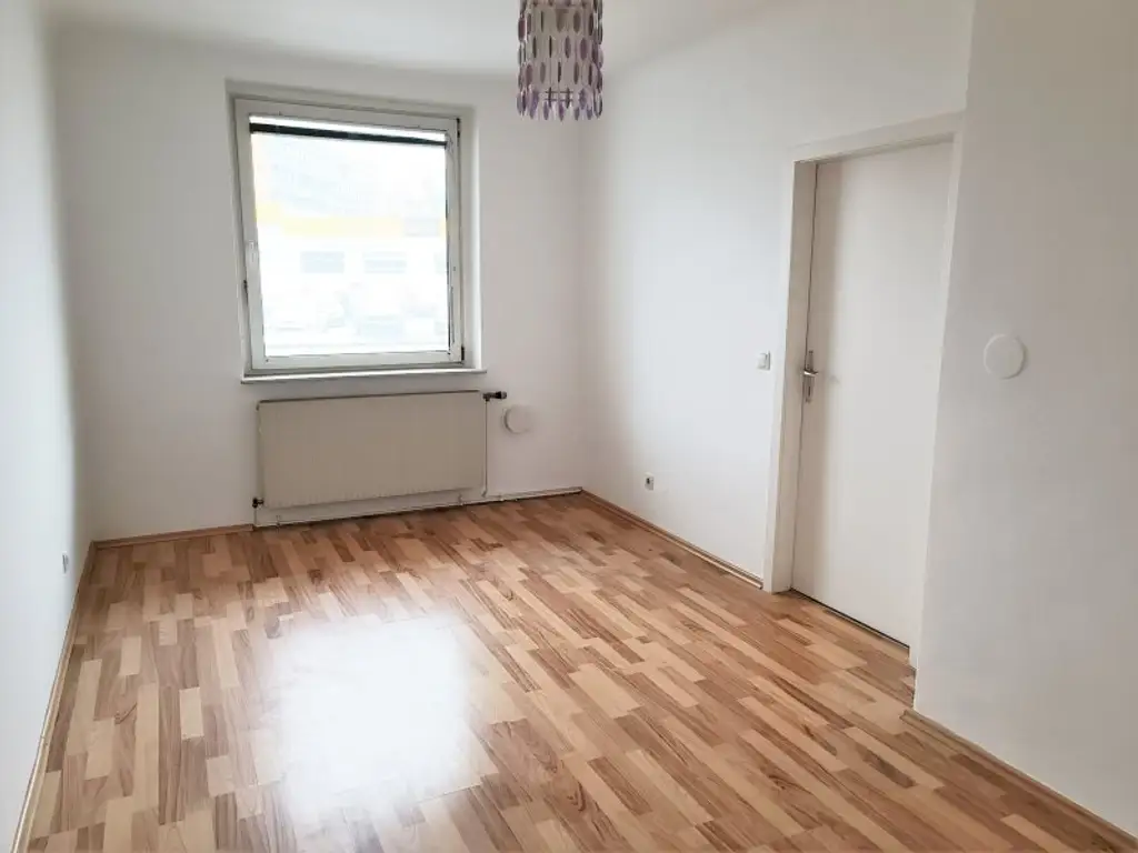 Großzügige 2-Zimmer Wohnung mit Loggia! Ideale Anbindung zur U6 Dresdnerstraße! Grünanlage!