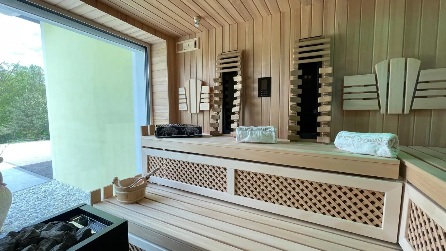 Sauna mit Blick in den Garten
