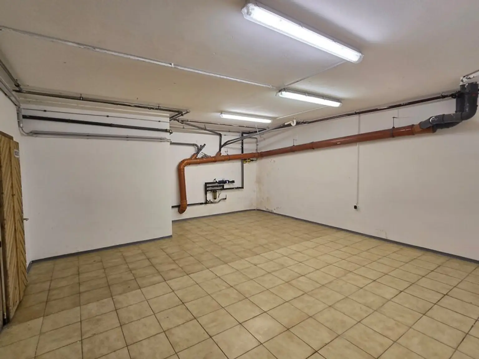 *** SEHR VIEL PLATZ *** PRIVAT + BERUFLICH *** RUHELAGE ***