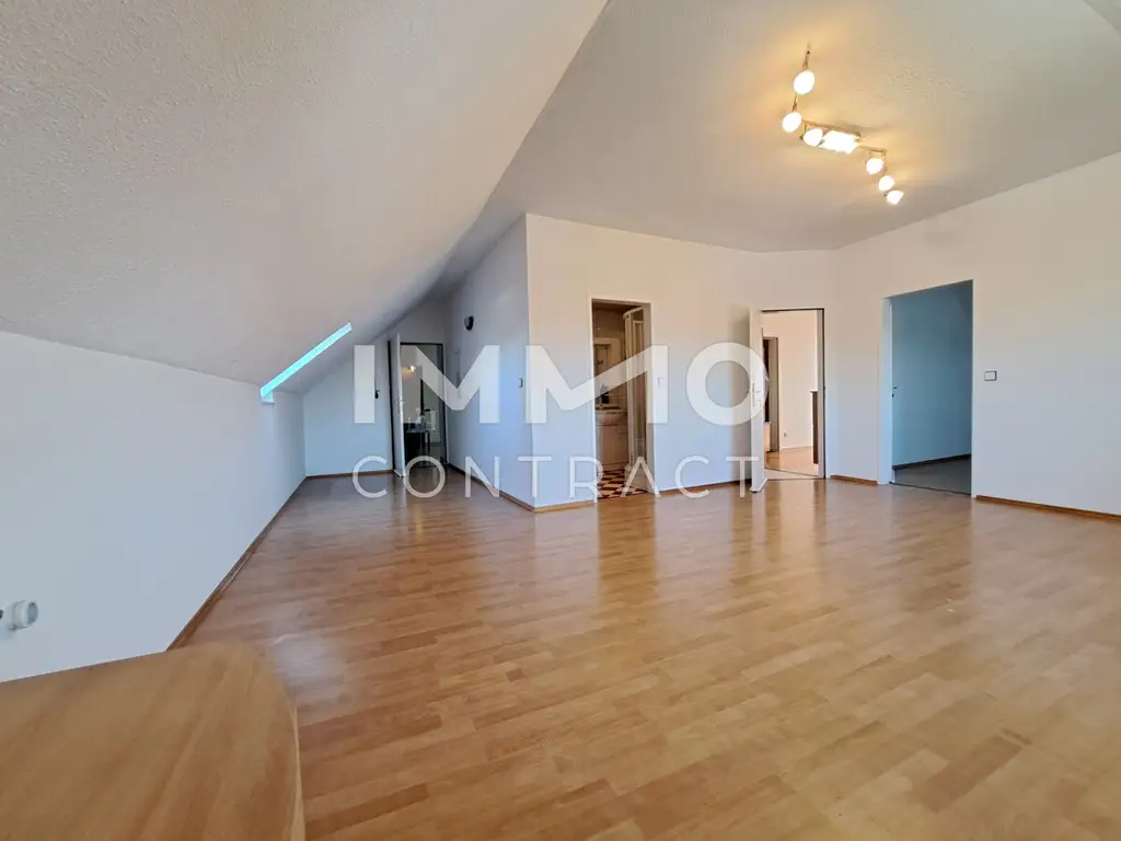Großzügige Dachwohnung inklusive Eigengarten, Garage und Keller