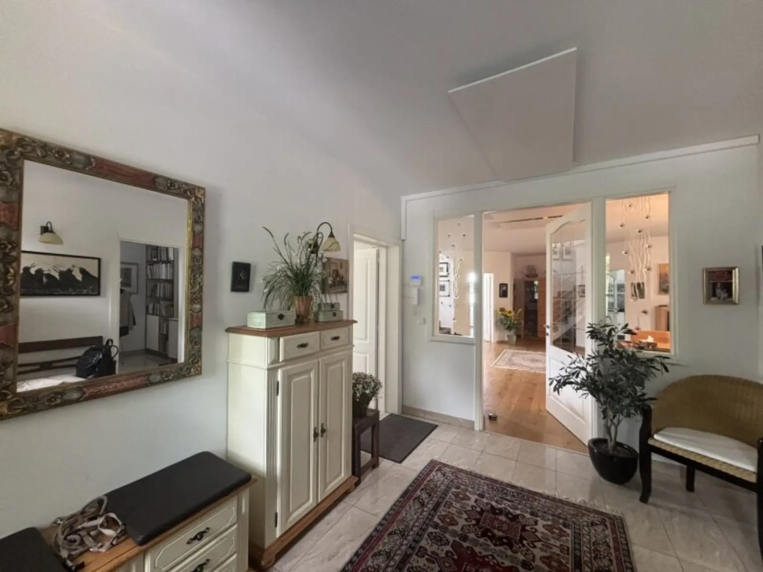 Luxus und Wohlbefinden - Traumvilla mit uneinsehbarem Garten in Grünlage