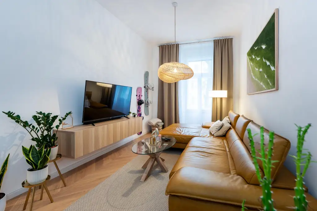 Stilechte, professionell generalsanierte Altbauwohnung mit Balkon