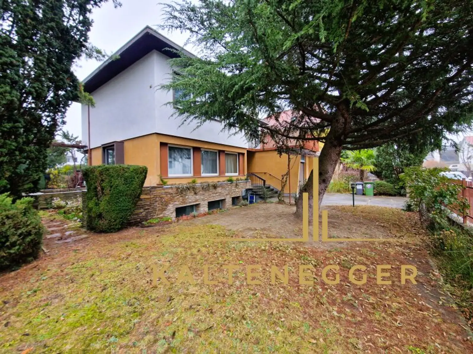 Haus Außenansicht + Vorgarten