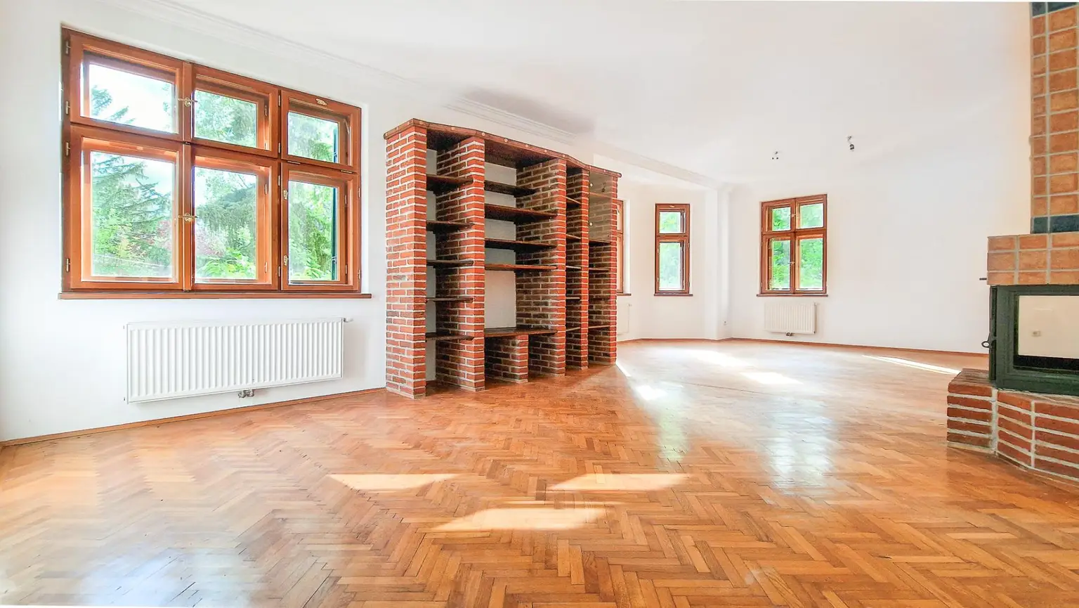 Grüne Oase in Prestige-Lage, Stilvilla mit ca. 1.600 m² Grund, Gästehaus, 2 Garagen und großem Pool