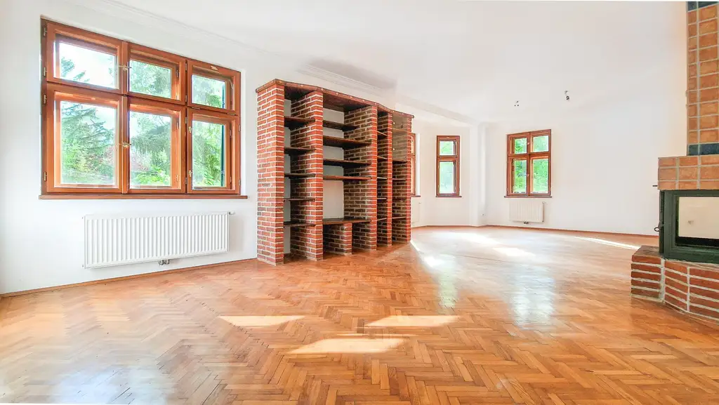 Grüne Oase in Prestige-Lage, Stilvilla mit ca. 1.600 m² Grund, Gästehaus, 2 Garagen und großem Pool