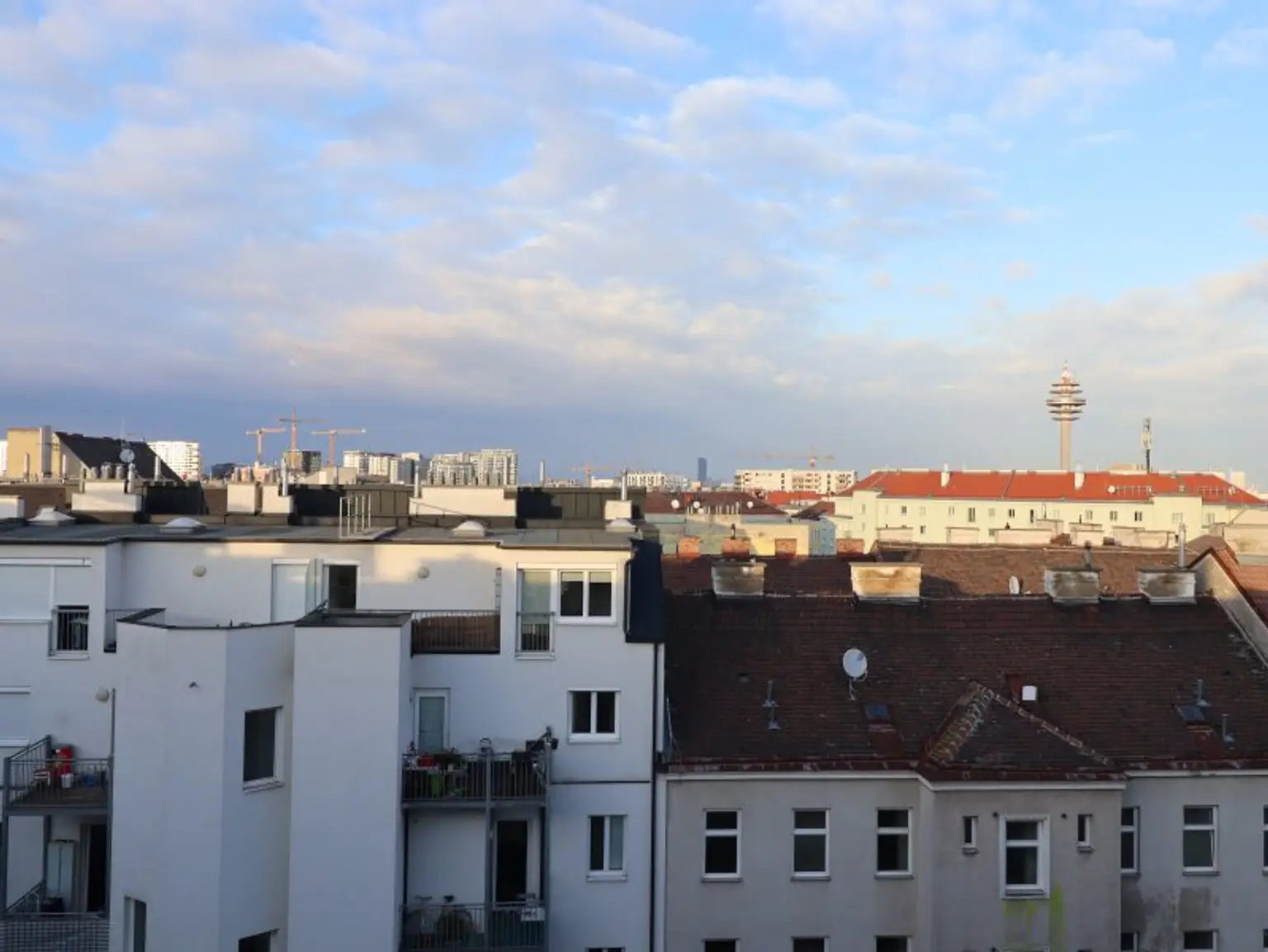 Chice, vollmöblierte Mietwohnung: West-Terrasse/ Fernblick/ U-Bahnnähe