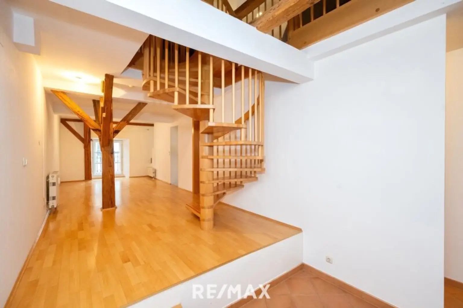 Aufgang zum Dachgeschoss mit Blick zum Essbereich