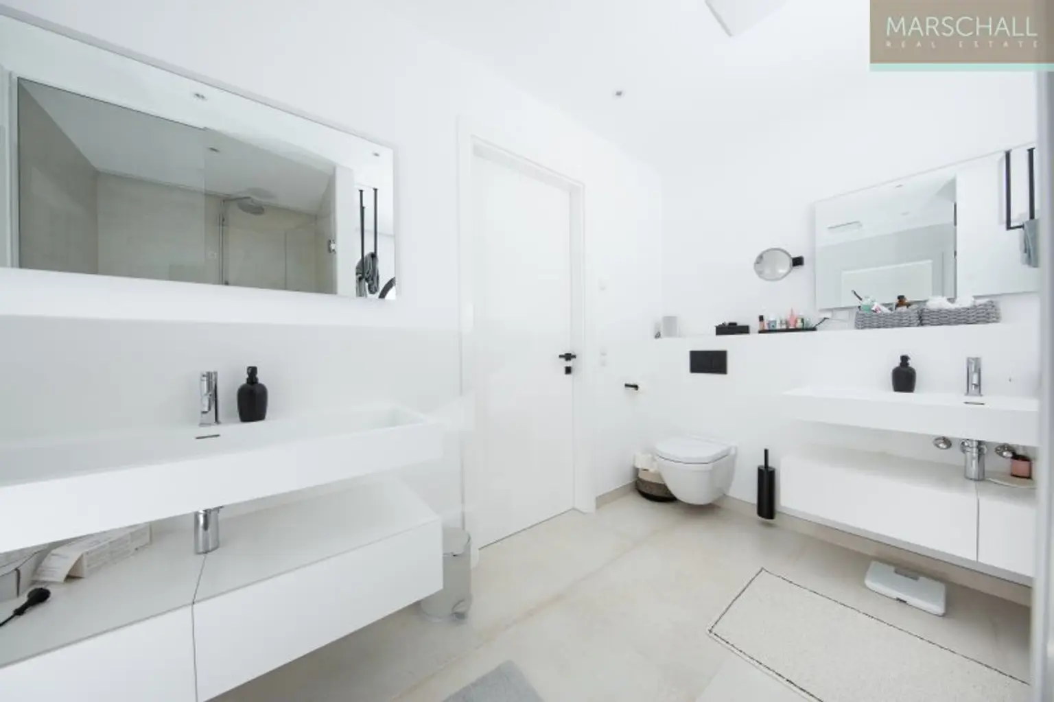 Außergewöhnliche Doppelhaus-Hälfte mit Pool