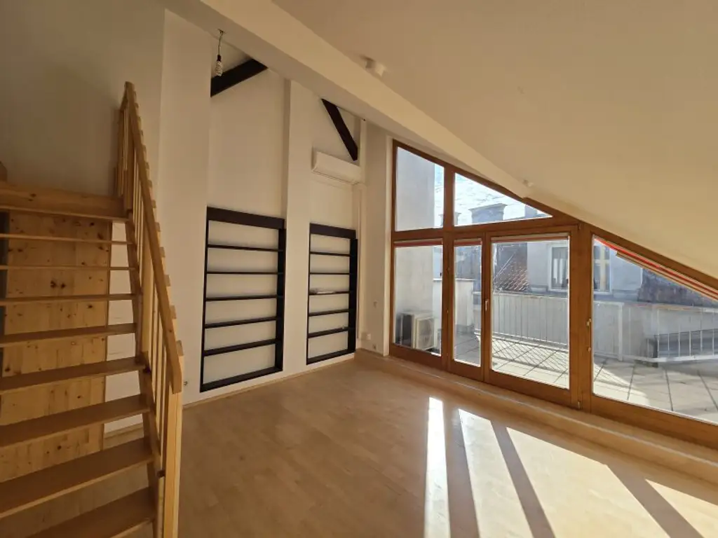 Atelierartige Dachgeschoss - Loftwohnung mit Terrasse
