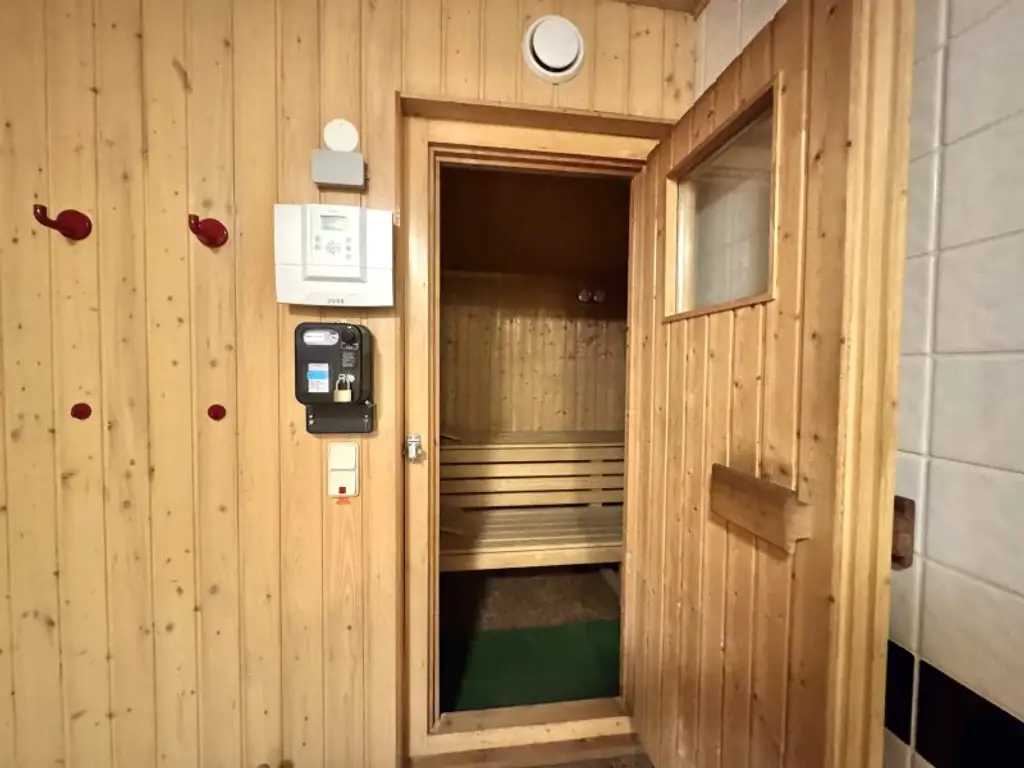 Residieren mit Blick ins Grüne - renovierte Dachgeschosswohnung mit 2 Terrassen - U4 Ober St. Veit