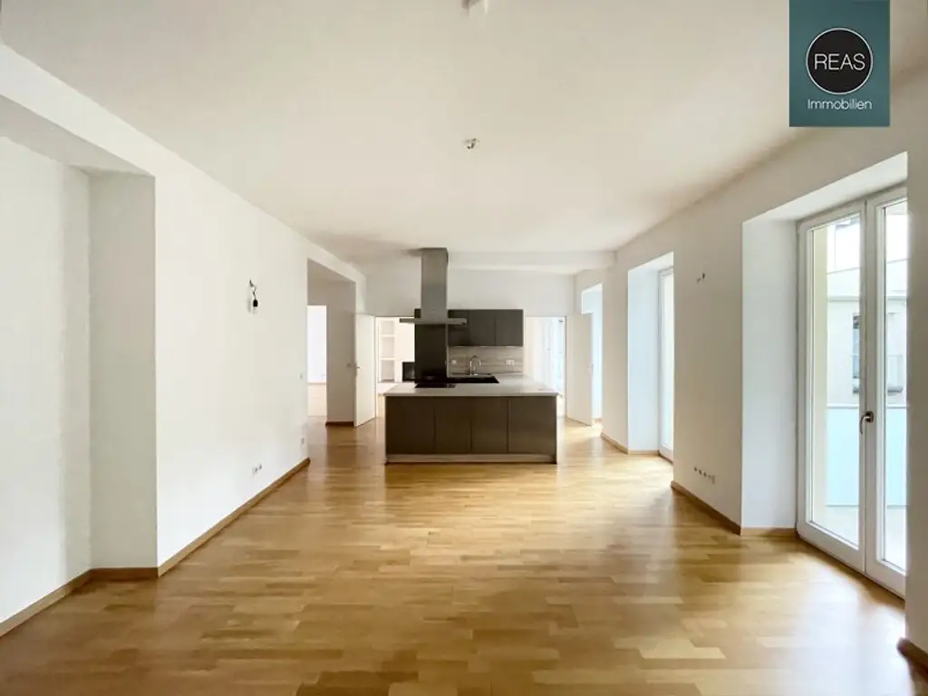 Provisionsfrei: Wunderschönes Apartment mit ruhiger Balkon-Terrasse bei der Orangerie Schönbrunn!