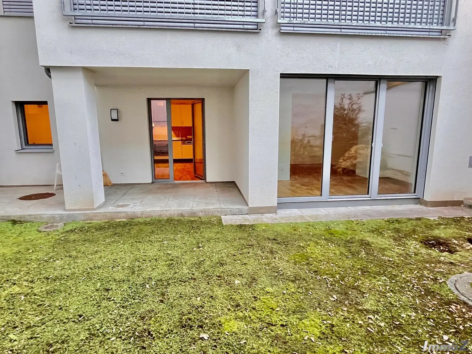 Blick vom Garten zum Wohn- und Schlafzimmer