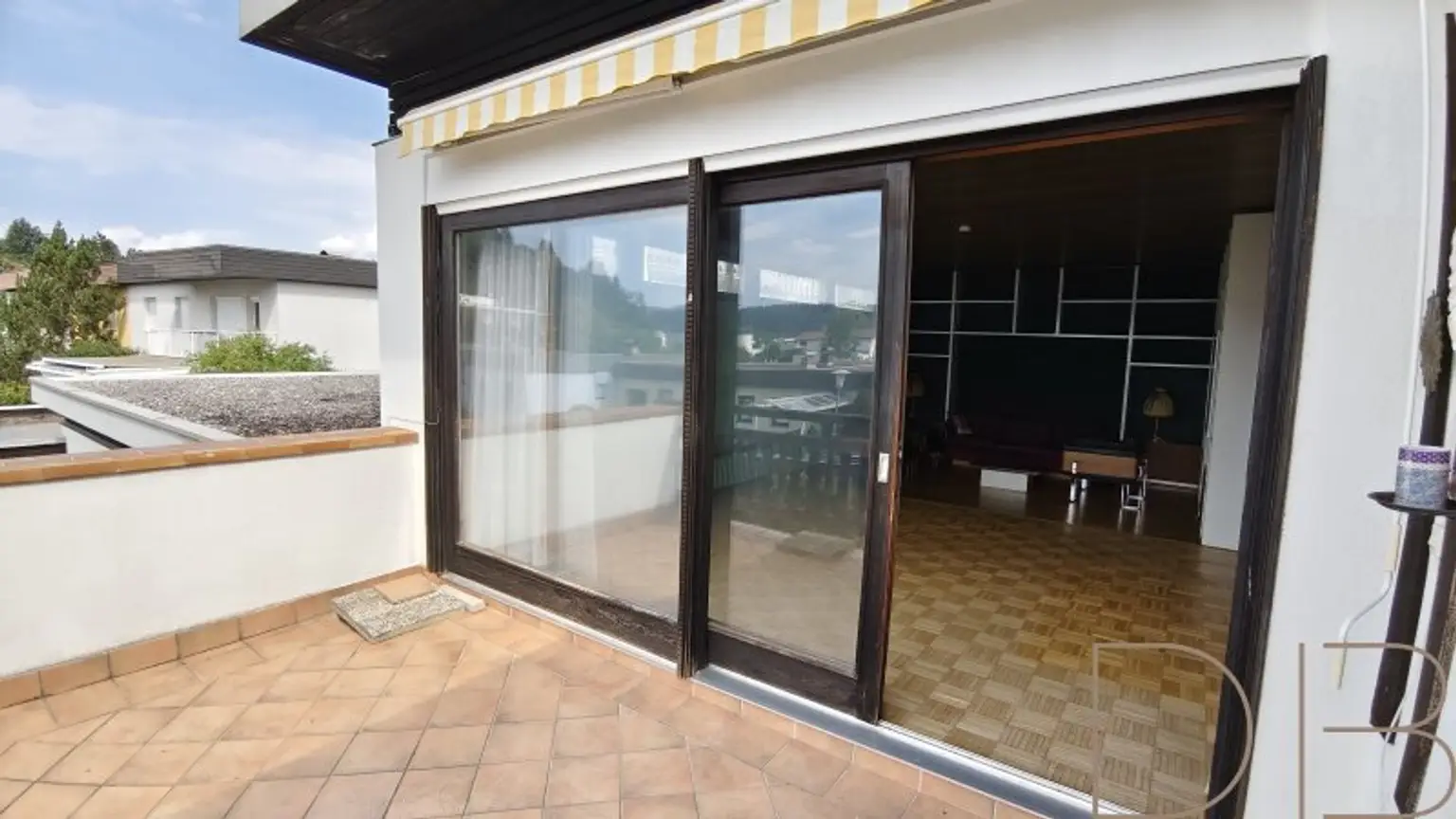 DB IMMOBILIEN | Sanierungsbedürftige 4-Zimmer-Wohnung mit südseitiger Terrasse und traumhaften Ausblick!