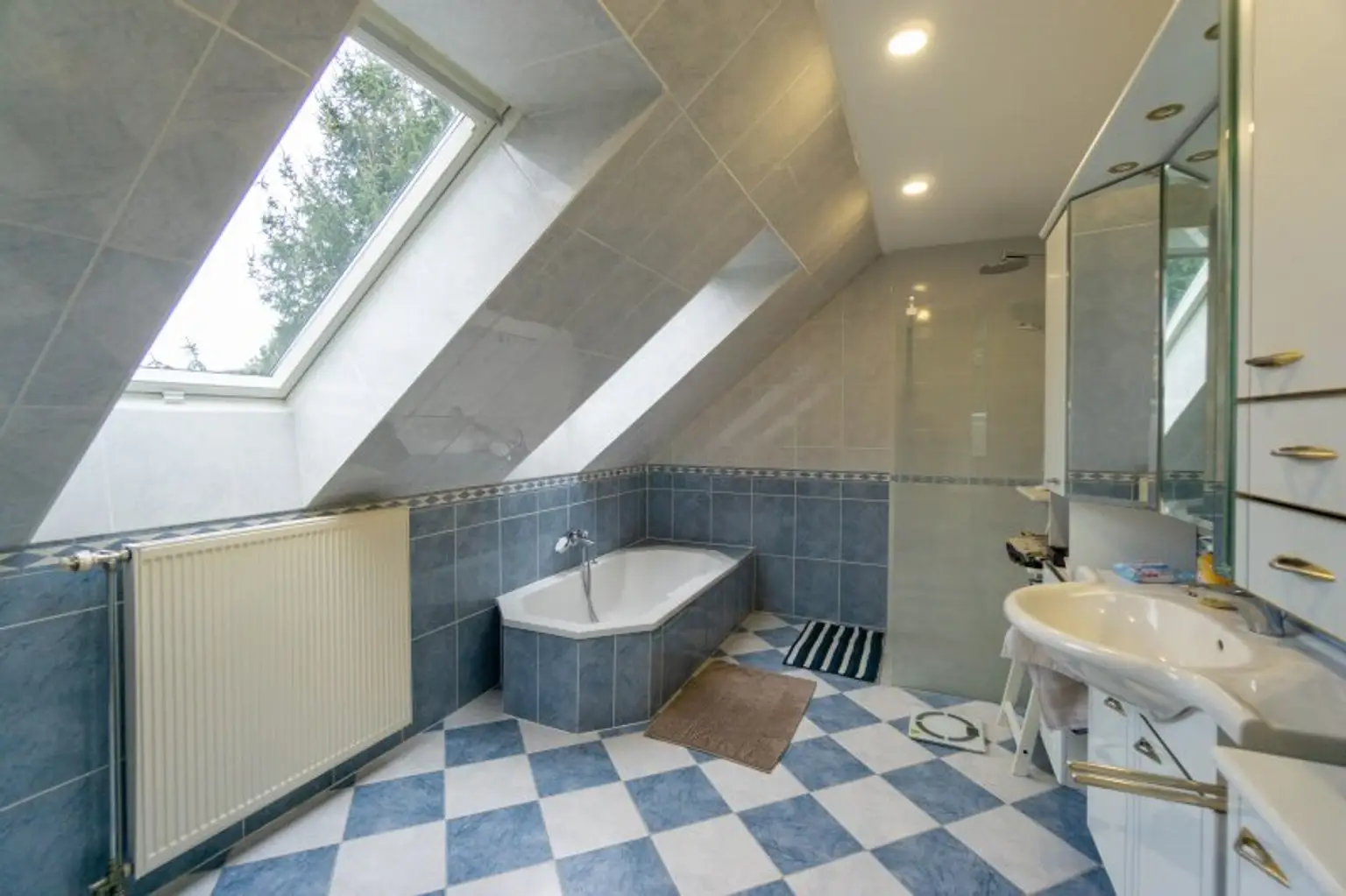 Badezimmer mit Dusche und Wanne