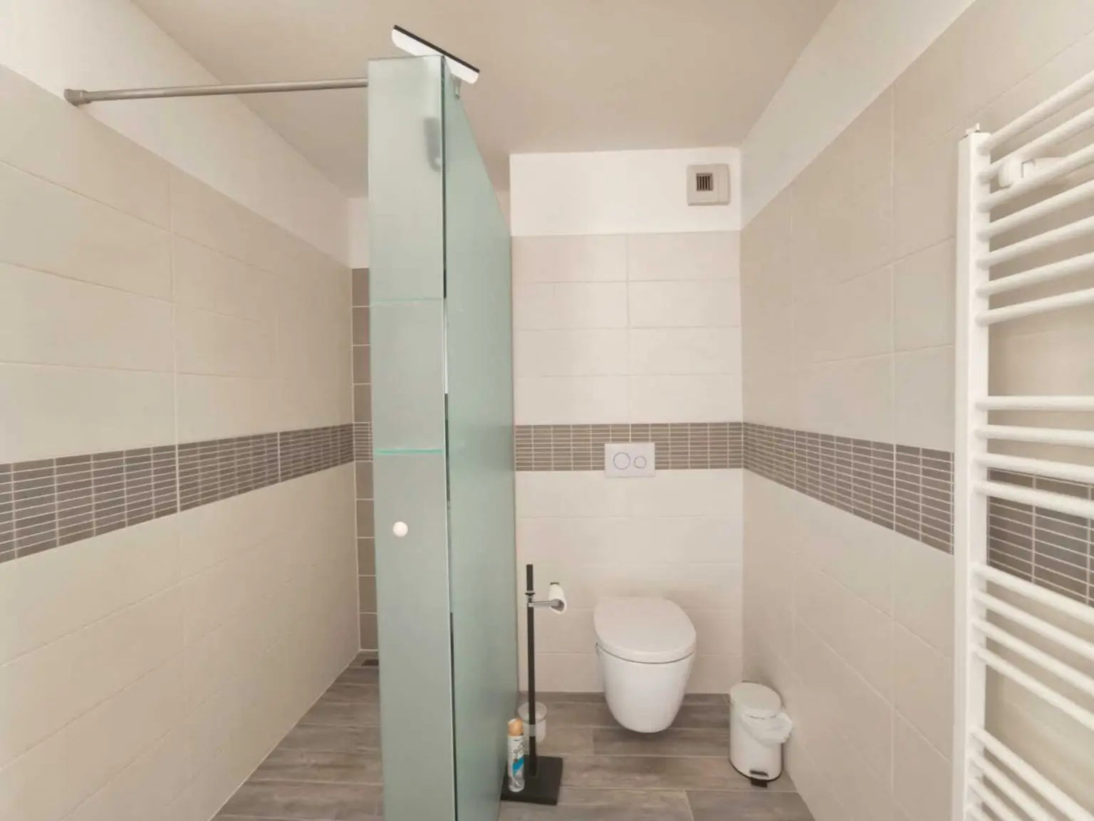 Moderne 3 Zimmerwohnung inkl. Balkon + 2 Garagenplätze!