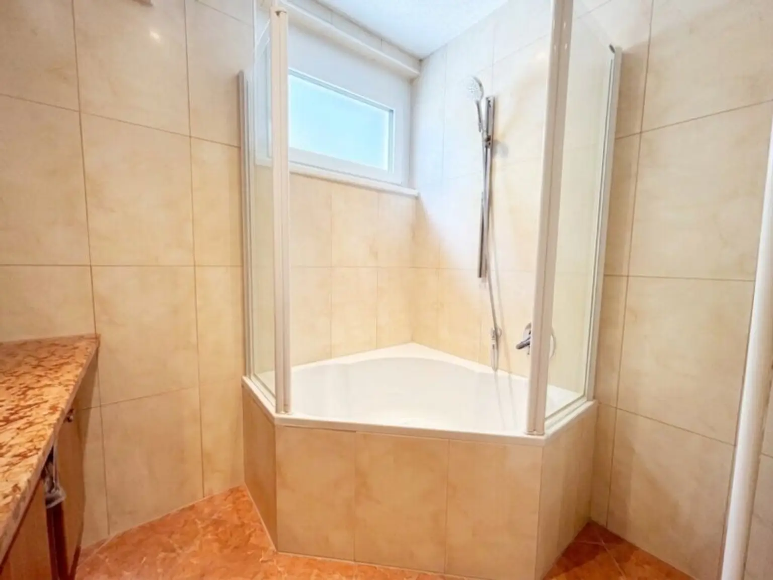 Bad mit Badewanne