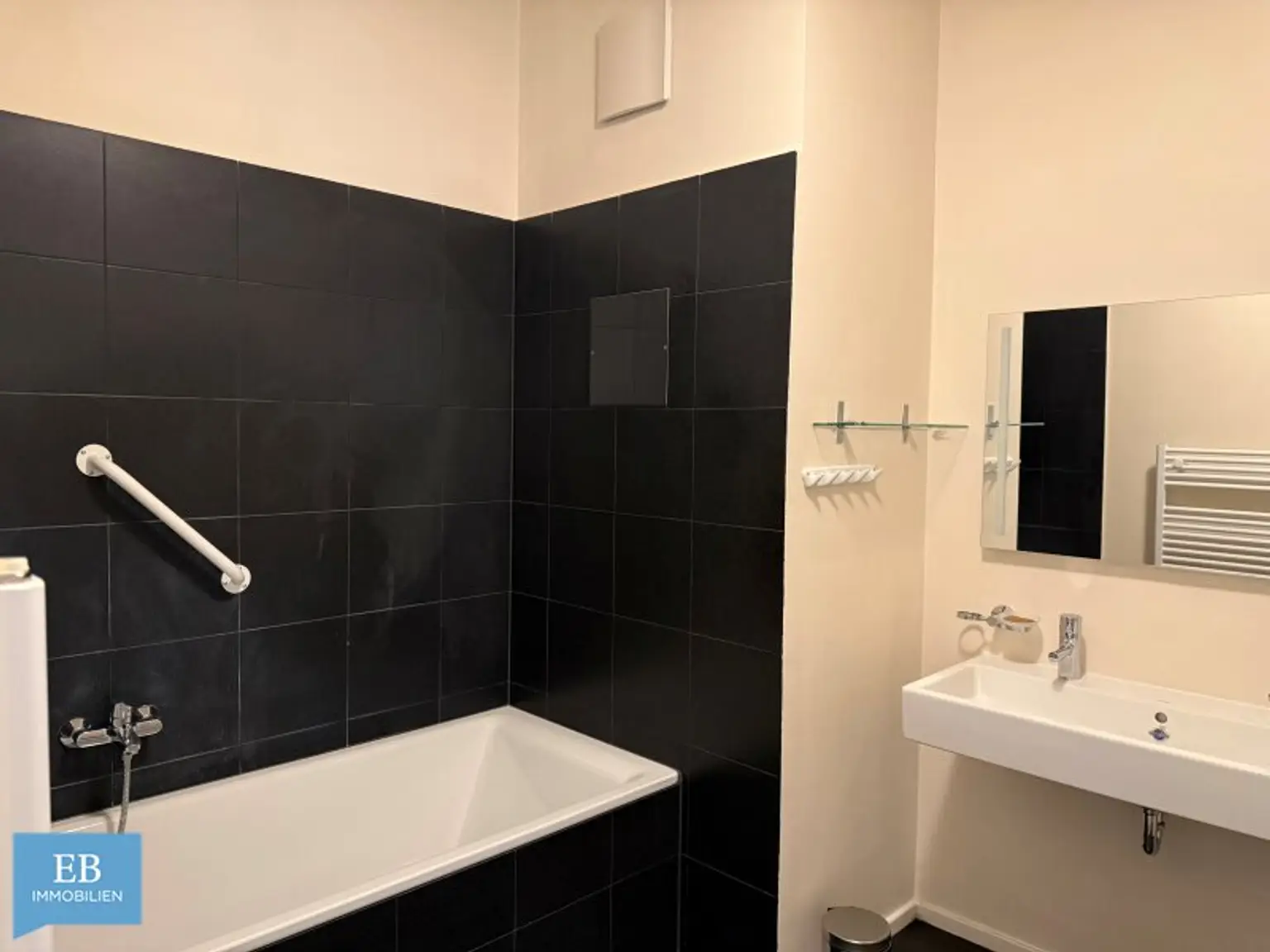 Helle Familienwohnung mit feiner Farbwelt und Fitnessraum im Haus