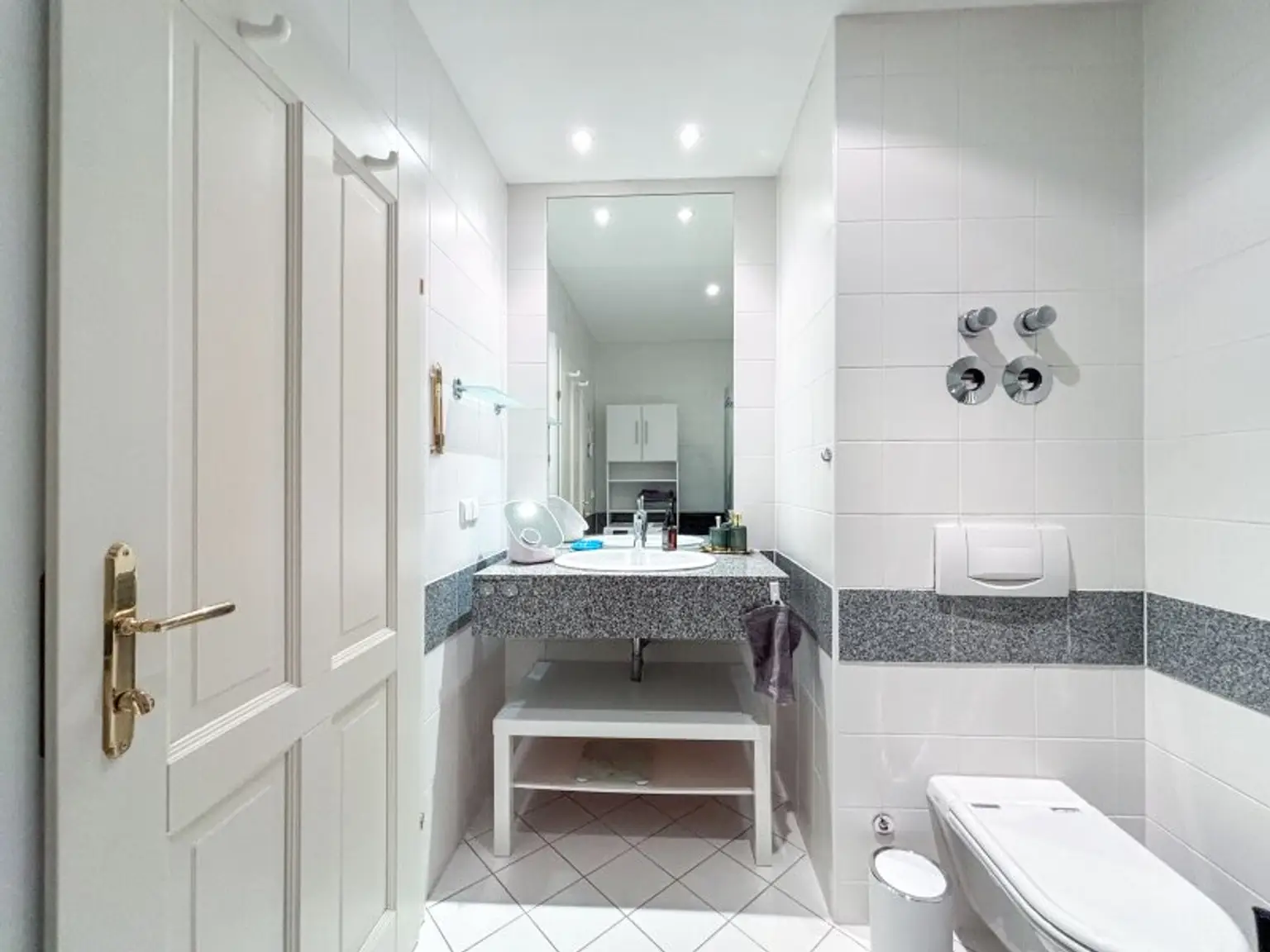 Komplett möblierte, helle Stadtwohnung – Ihr neues Zuhause am Stephansplatz/Graben!