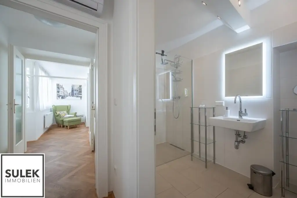 voll möblierte 2 Zimmer DG-Wohnung in Bestlage // Nähe Graben - Stephansdom