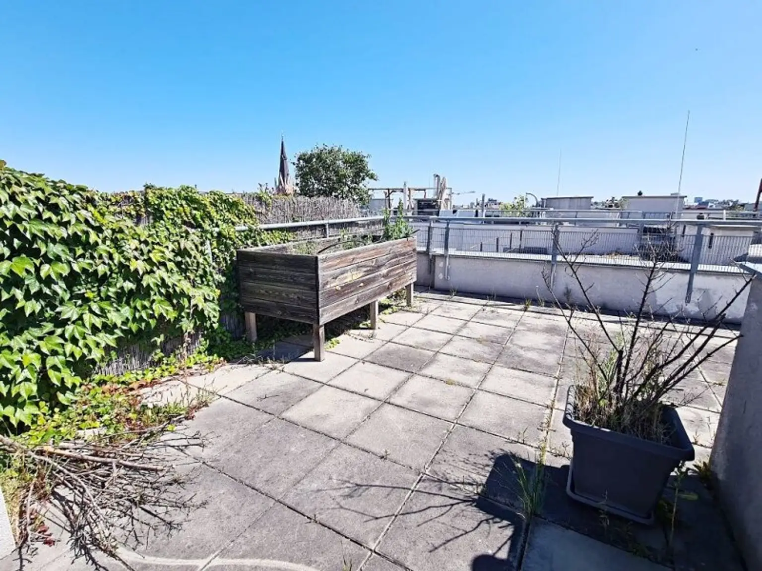 TERRASSENHIT, U1-NÄHE, 84 m2 Dachgeschoß mit 30 m2 Terrasse, 2 Zimmer, Wohnküche, 2 Bäder, Parketten, Viktorgasse